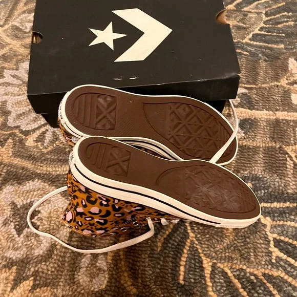 Converse Animal Print High-Tops with Pink Accents NWT NEVER WORN - Picture 2 of 3